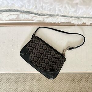Coach Classic Signature Wristlet, black
